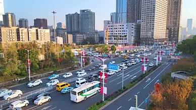 下班时间城市傍晚交通车流城市建筑湘江中路视频的预览图